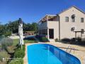 Jadran -Kuća sa apartmanima - mjesto Donji Humac (Brač)