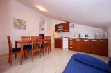 Kuća sa apartmanima - Pirovac (Šibenik)